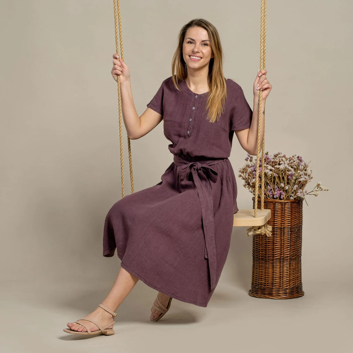 Robe "Épure Élégante" – Col Rond & Détail Noeud Féminin